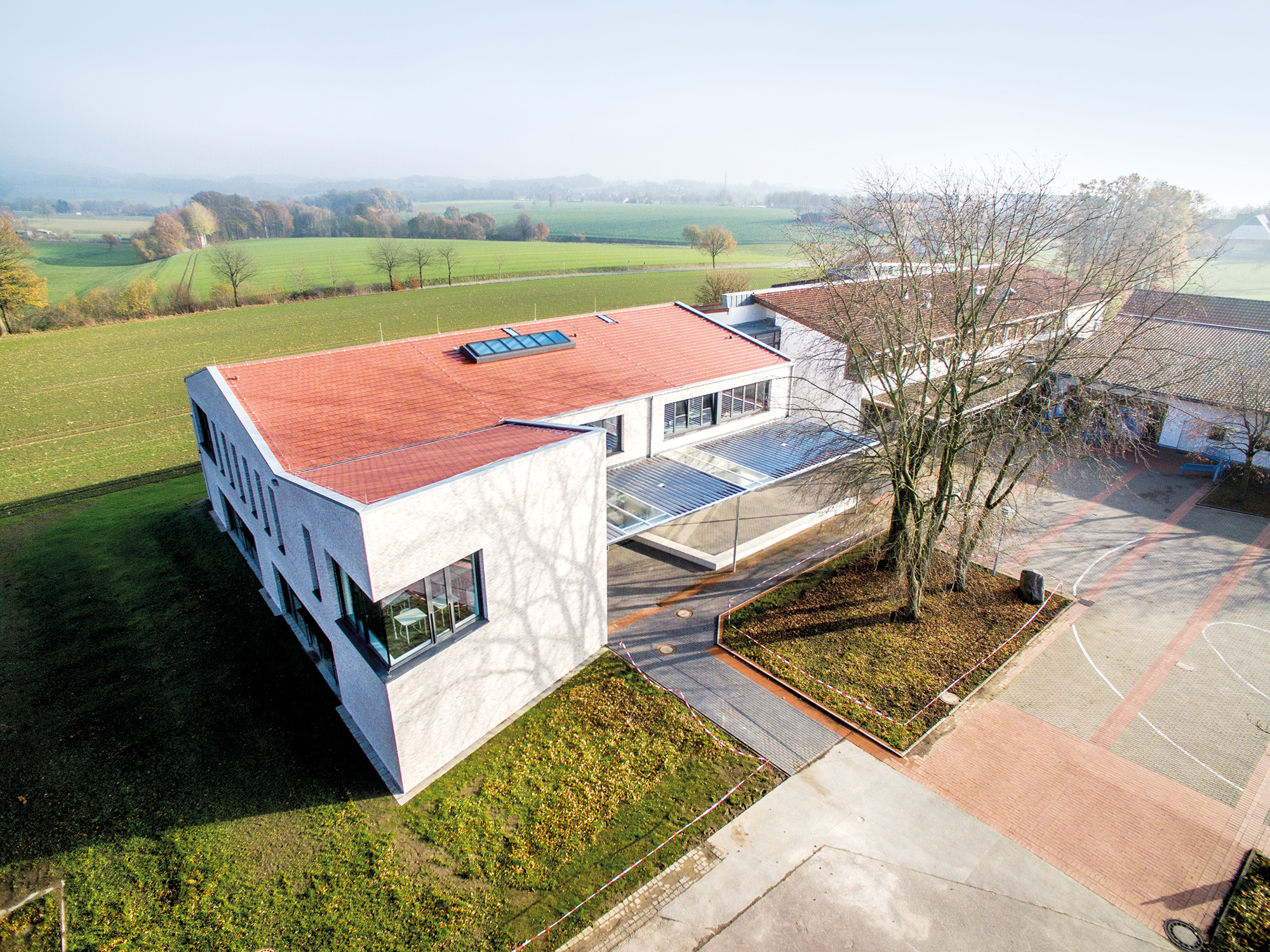Luftaufnahme des Anbaus der Gesamtschule Rödinghausen und der Landschaft rund um den Schulcampus