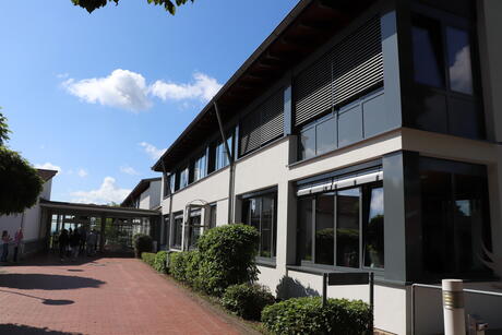 Schulgebäude und Schulhof der Gesamtschule Rödinghausen