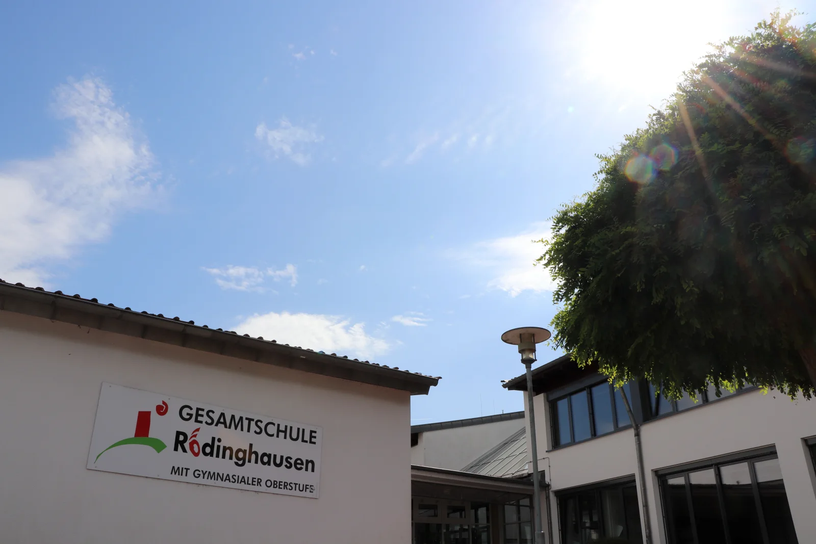 Eingangsbereich der Gesamtschule Rödinghausen mit Schulschriftzug
